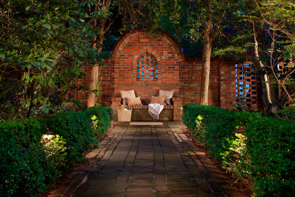 Идея дизайна: участок и сад на внутреннем дворе в классическом стиле с садовой дорожкой или калиткой, полуденной тенью и мощением клинкерной брусчаткой