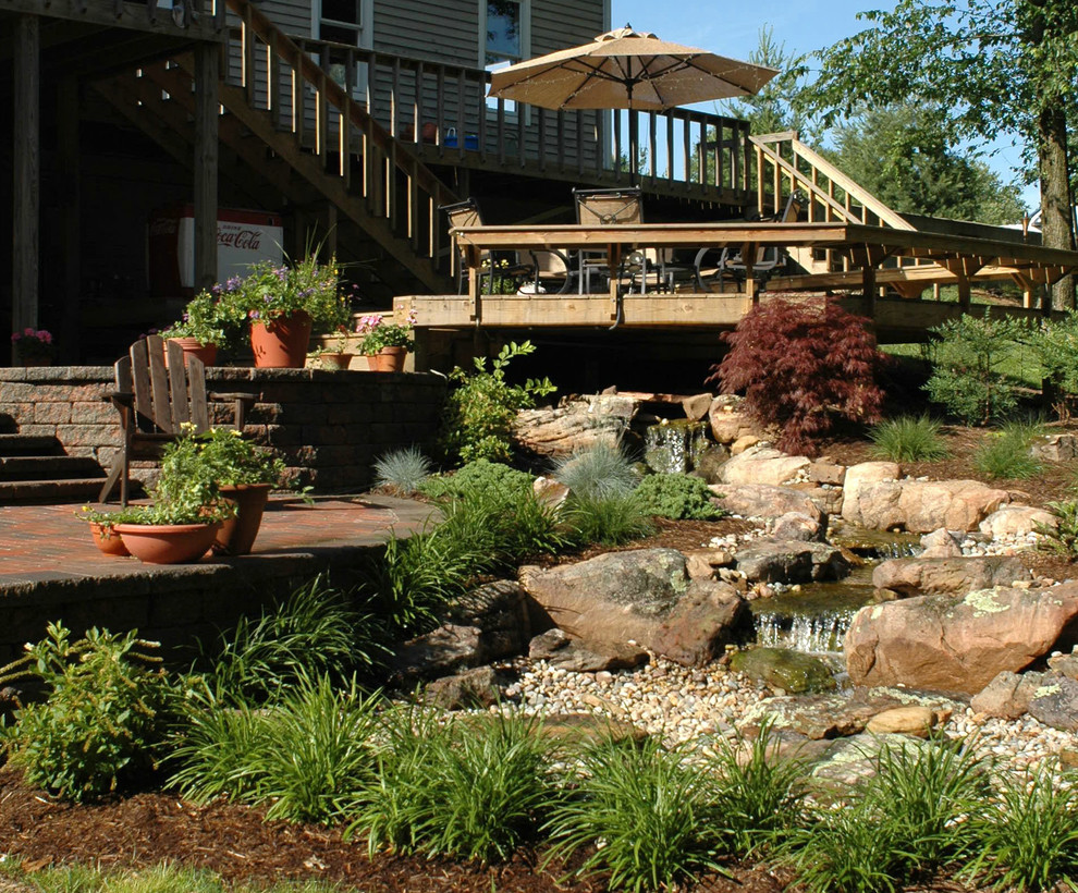 На фото: солнечный участок и сад среднего размера на заднем дворе в классическом стиле с мощением клинкерной брусчаткой и хорошей освещенностью