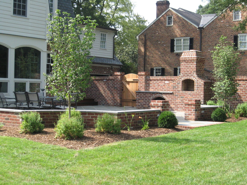 Design ideas for a traditional landscaping in Richmond.