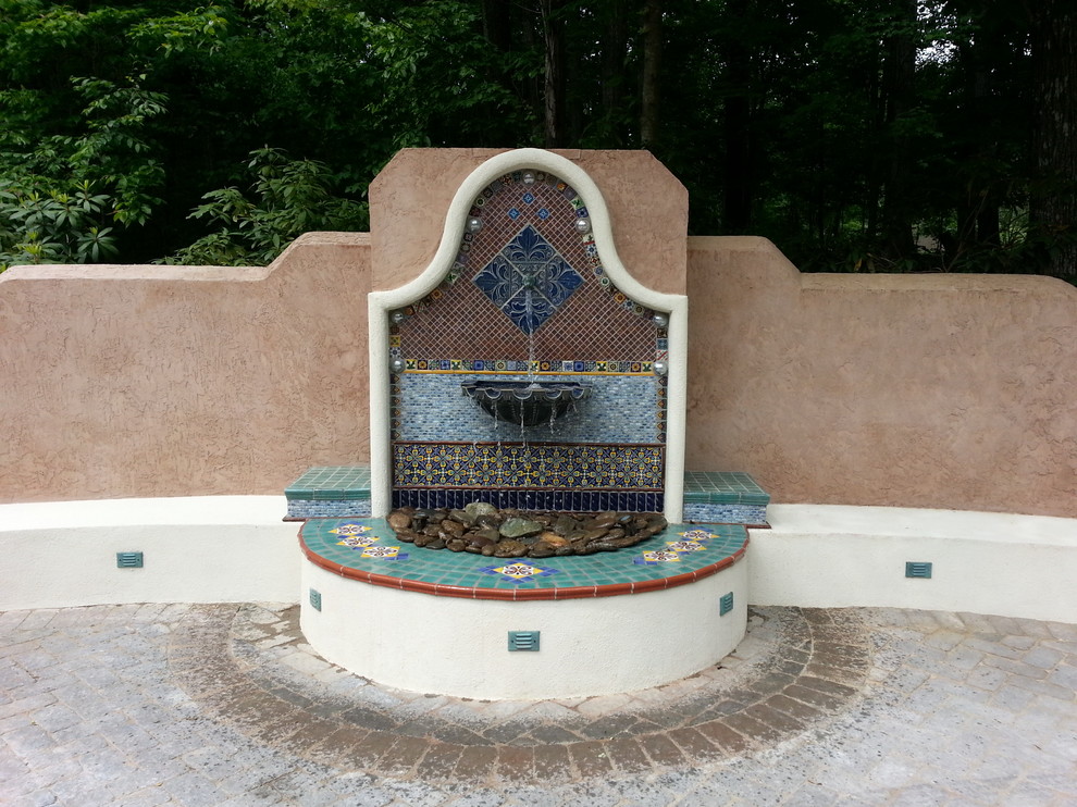 Идея дизайна: садовый фонтан среднего размера на внутреннем дворе в стиле фьюжн с мощением тротуарной плиткой