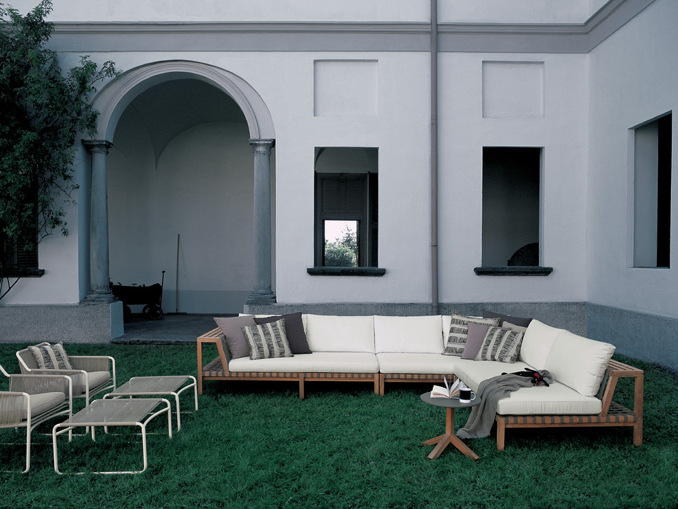 Свежая идея для дизайна: участок и сад среднего размера на внутреннем дворе в современном стиле - отличное фото интерьера