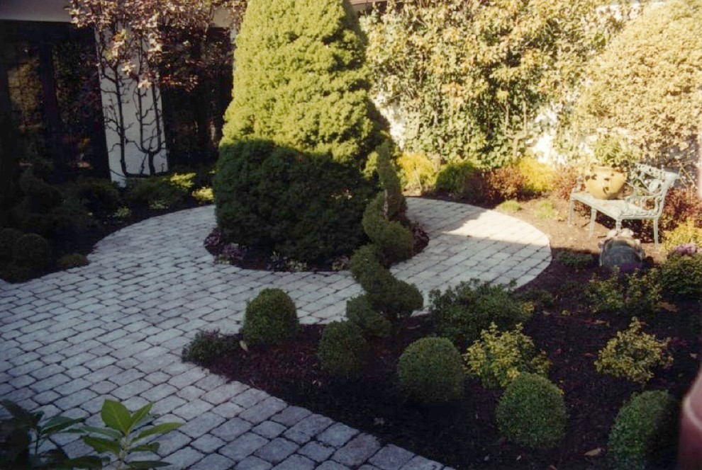 Imagen de jardín clásico con adoquines de piedra natural