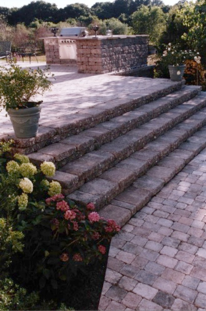 На фото: участок и сад в классическом стиле с покрытием из каменной брусчатки с