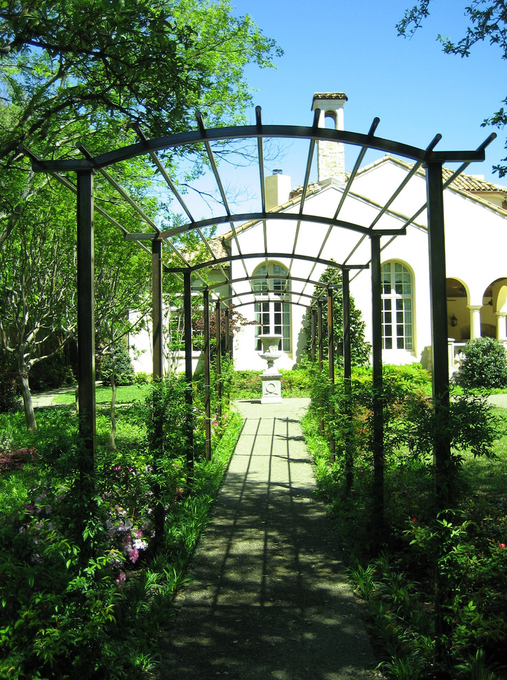 Klassischer Garten hinter dem Haus mit Pergola in Dallas