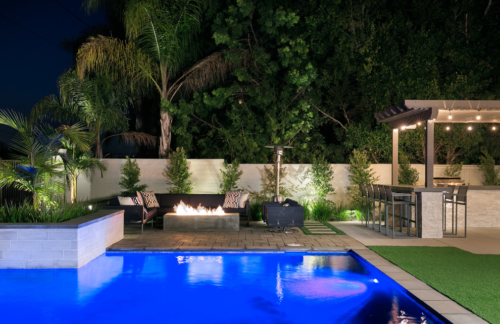 Mittelgroßer Moderner Garten hinter dem Haus, im Sommer mit Feuerstelle, direkter Sonneneinstrahlung, Betonboden und Metallzaun in San Diego