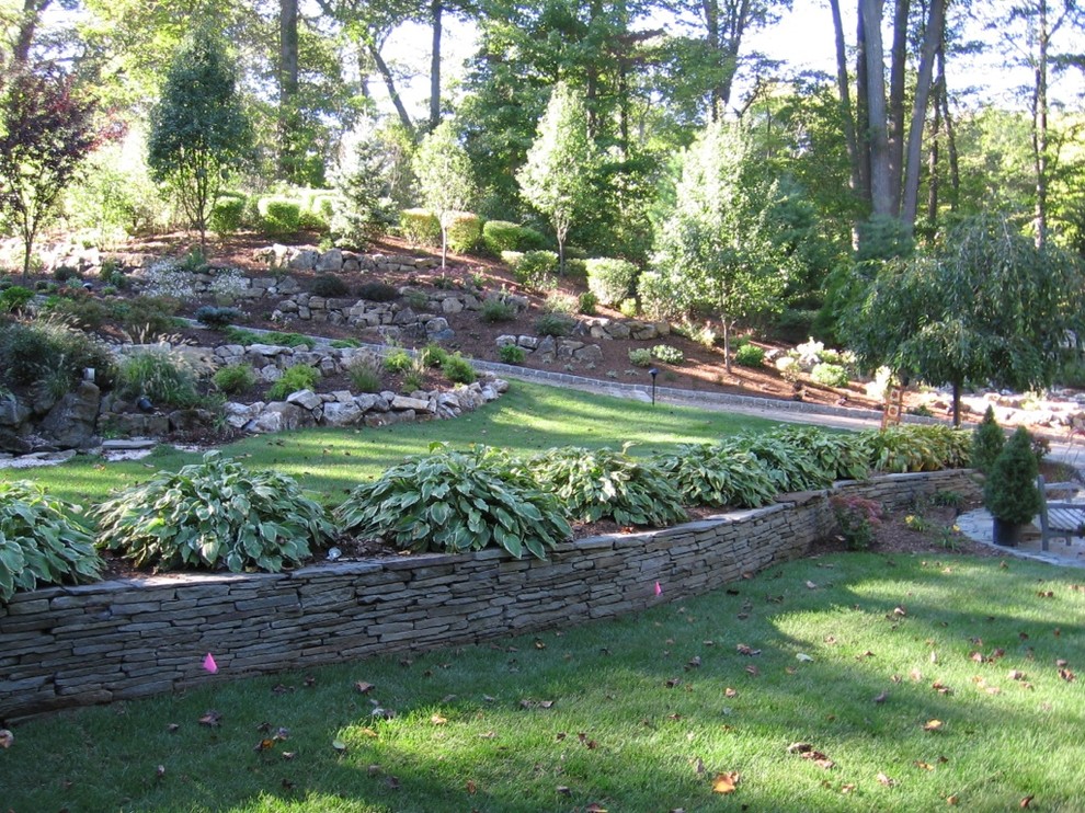 Ejemplo de camino de jardín tradicional en patio trasero con adoquines de piedra natural