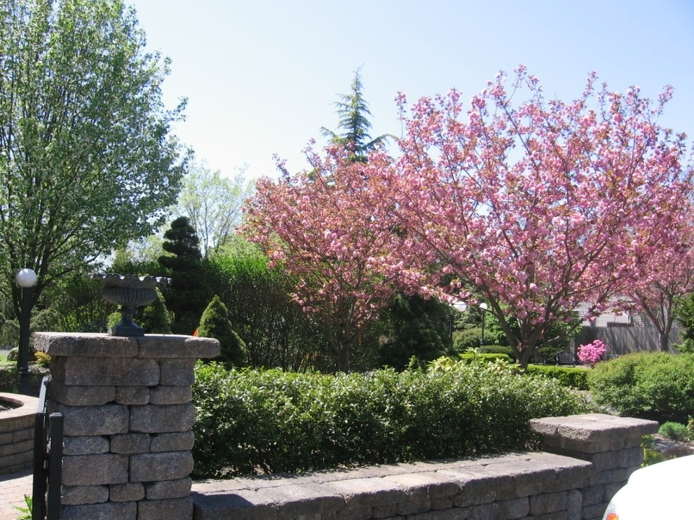 Ejemplo de camino de jardín tradicional en patio delantero con adoquines de piedra natural