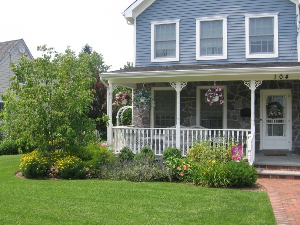 Источник вдохновения для домашнего уюта: участок и сад на переднем дворе в классическом стиле с садовой дорожкой или калиткой и покрытием из каменной брусчатки