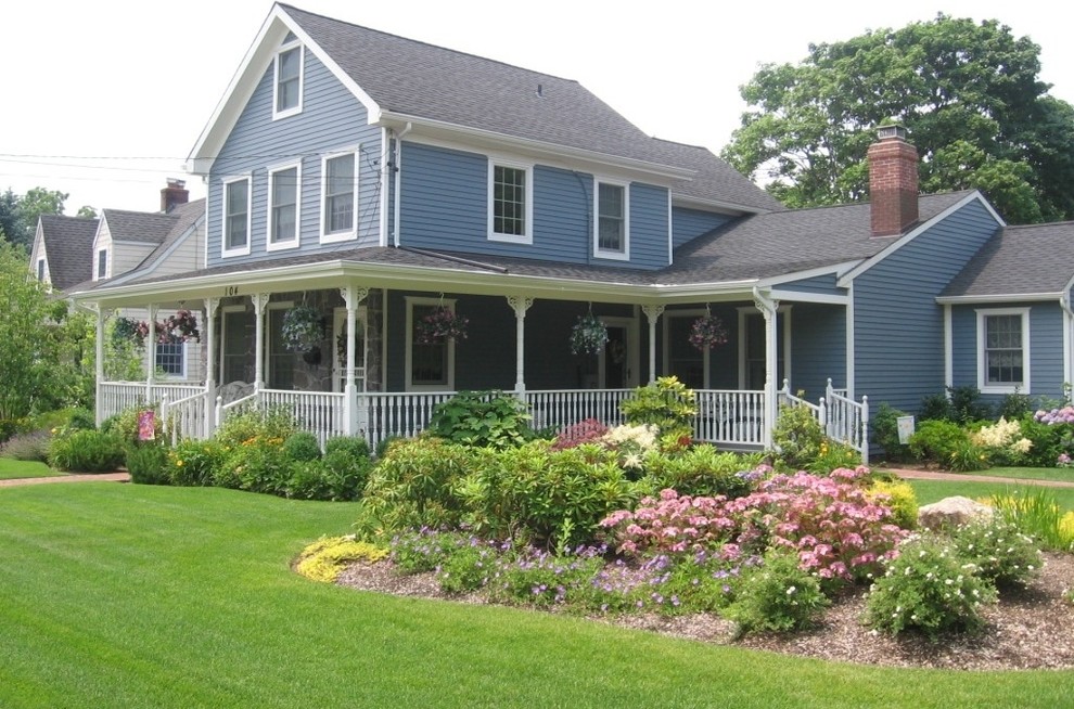 На фото: участок и сад на переднем дворе в классическом стиле с садовой дорожкой или калиткой и покрытием из каменной брусчатки