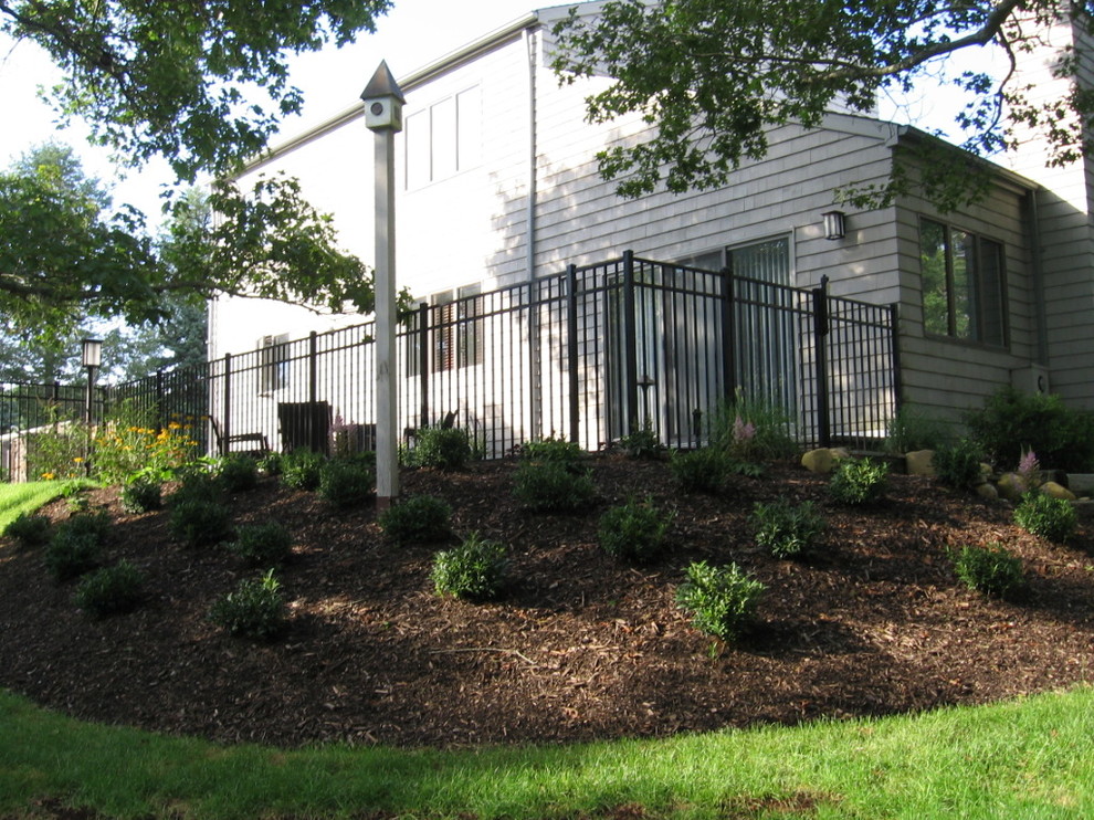 Стильный дизайн: участок и сад на склоне в классическом стиле с садовой дорожкой или калиткой и покрытием из каменной брусчатки - последний тренд