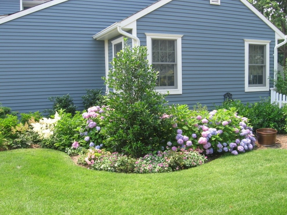 Стильный дизайн: участок и сад на склоне в классическом стиле с садовой дорожкой или калиткой и покрытием из каменной брусчатки - последний тренд