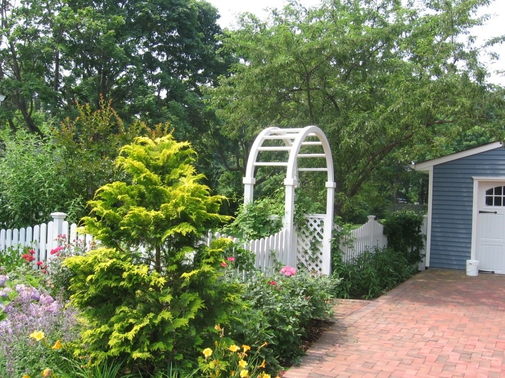 Свежая идея для дизайна: участок и сад на склоне в классическом стиле с садовой дорожкой или калиткой и покрытием из каменной брусчатки - отличное фото интерьера