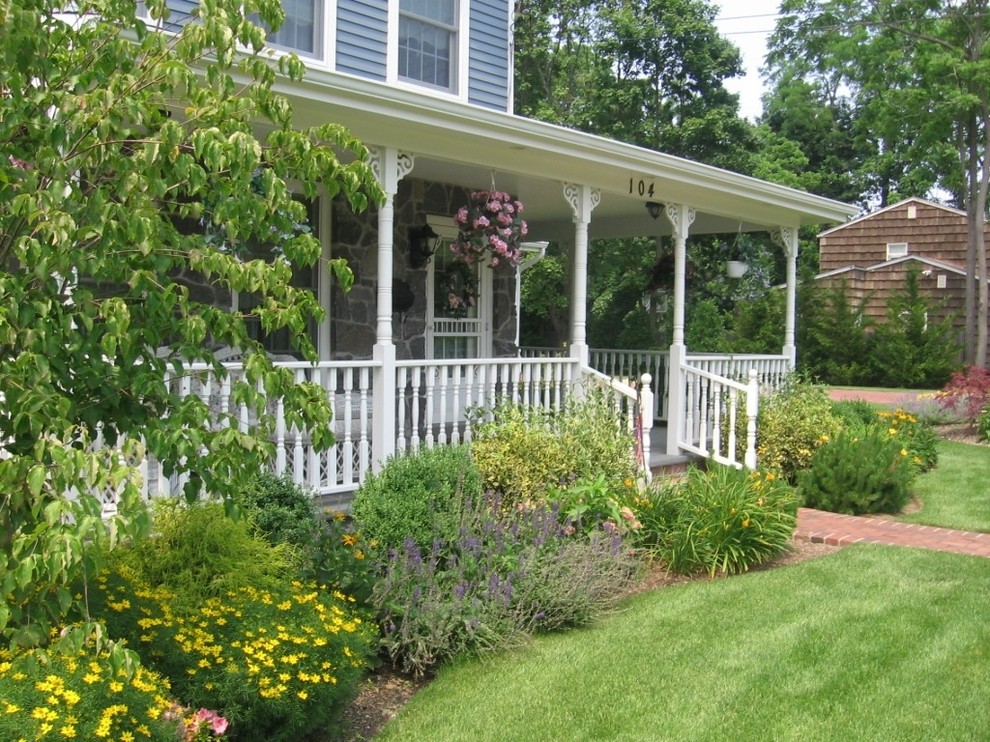 На фото: участок и сад на переднем дворе в классическом стиле с садовой дорожкой или калиткой и покрытием из каменной брусчатки
