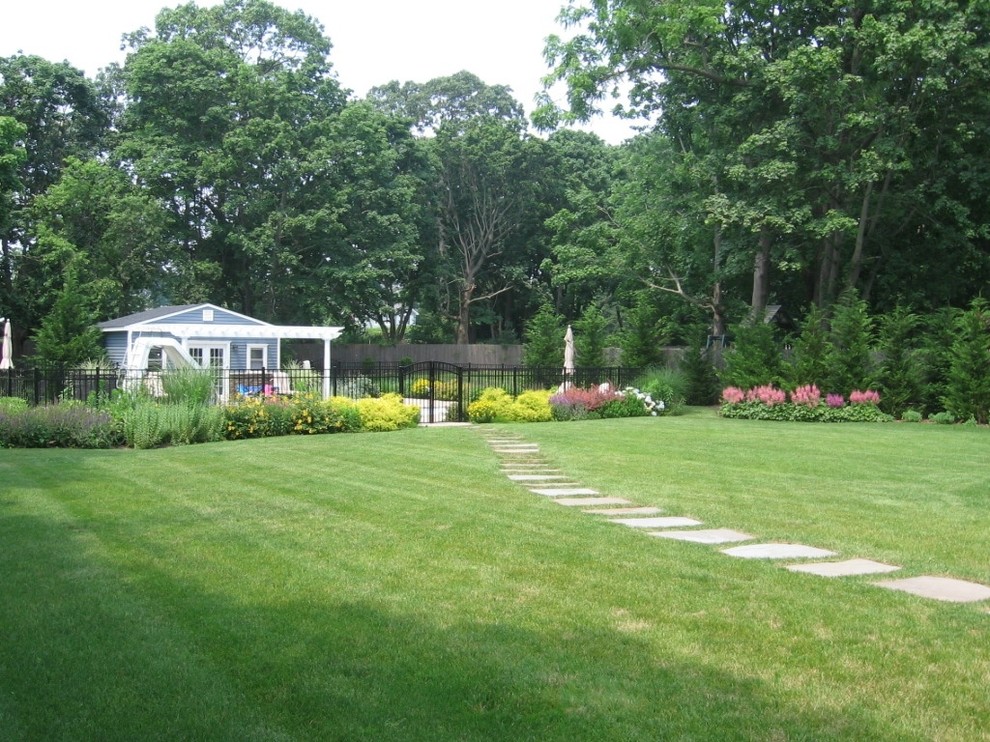 На фото: участок и сад на заднем дворе в классическом стиле с садовой дорожкой или калиткой и покрытием из каменной брусчатки