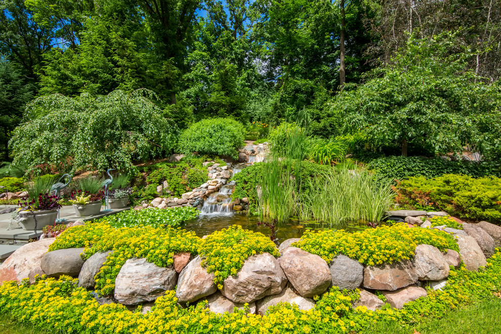 Großer, Halbschattiger, Geometrischer Klassischer Gartenteich im Sommer, hinter dem Haus mit Natursteinplatten in Minneapolis