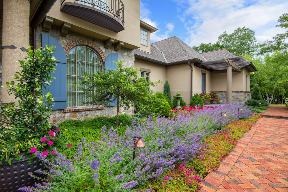ミネアポリスにある高級な広い、夏のトラディショナルスタイルのおしゃれな庭 (庭への小道、半日向、レンガ敷き) の写真