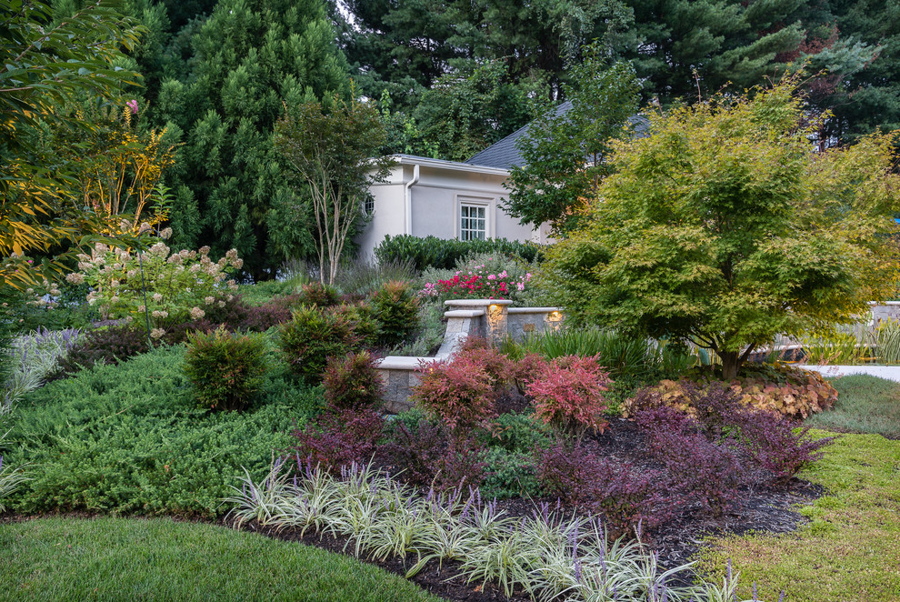 Modelo de jardín clásico extra grande en otoño en patio trasero con jardín francés, exposición total al sol y adoquines de piedra natural