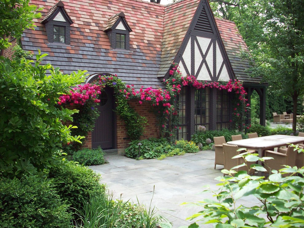 Idéer för vintage trädgårdar framför huset, med en trädgårdsgång och naturstensplattor