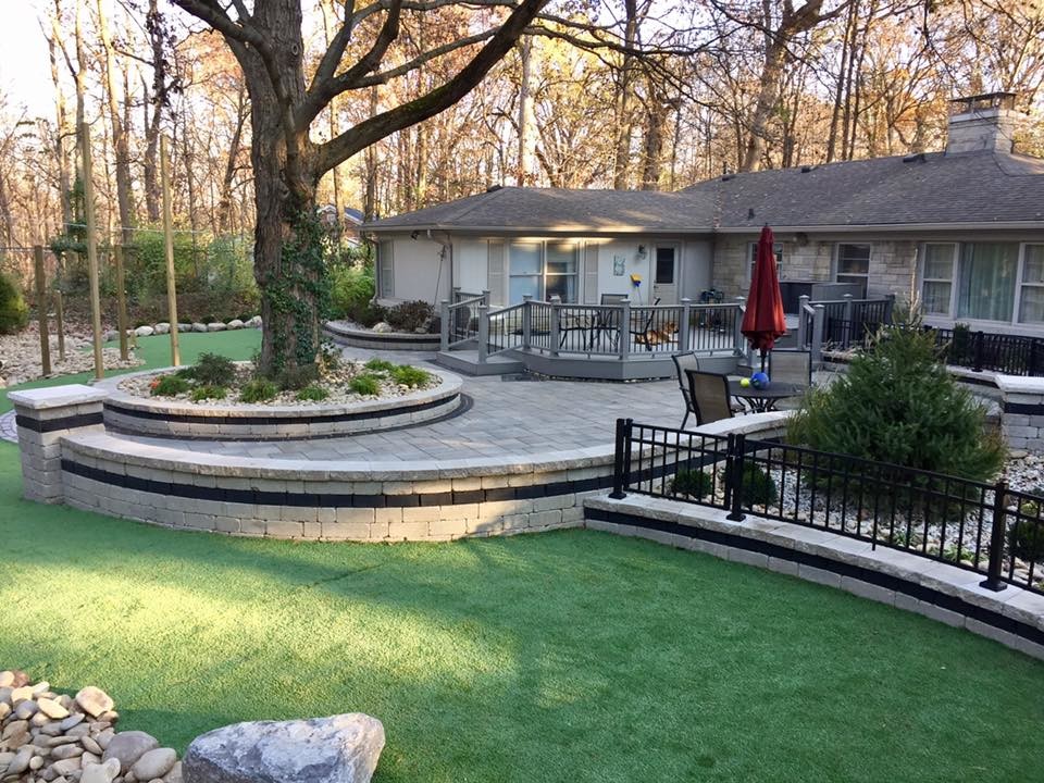 Modelo de jardín de estilo americano grande en patio trasero con exposición total al sol y adoquines de piedra natural