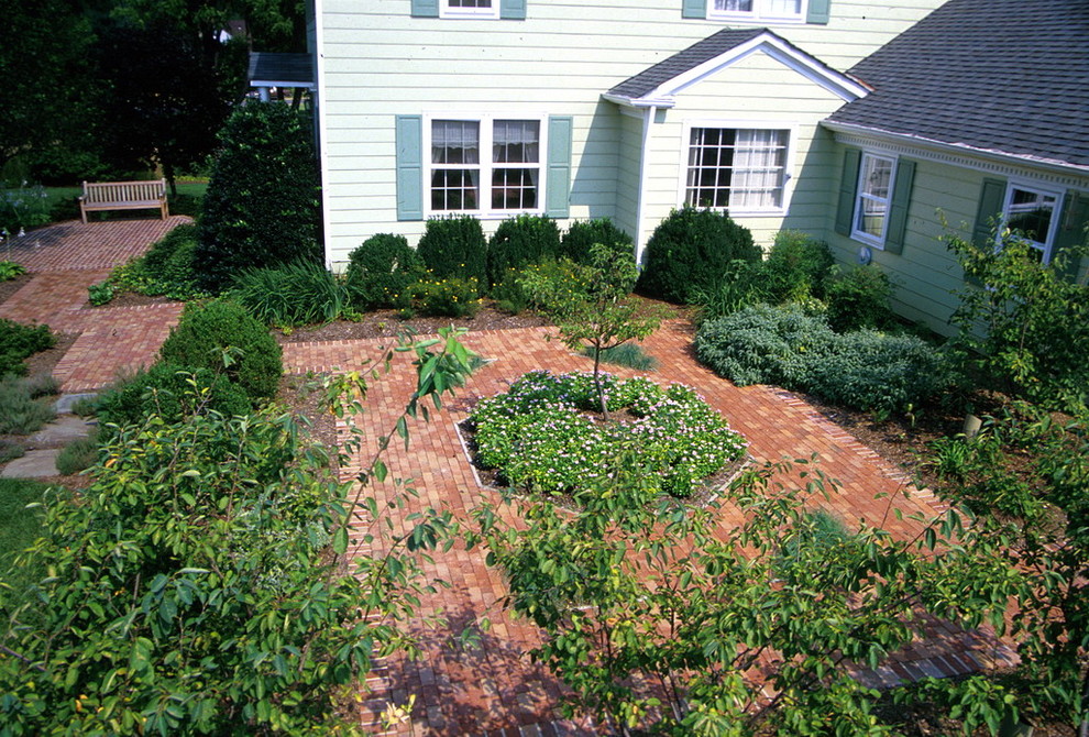 Foto di un grande giardino tradizionale esposto in pieno sole nel cortile laterale in estate con pavimentazioni in mattoni