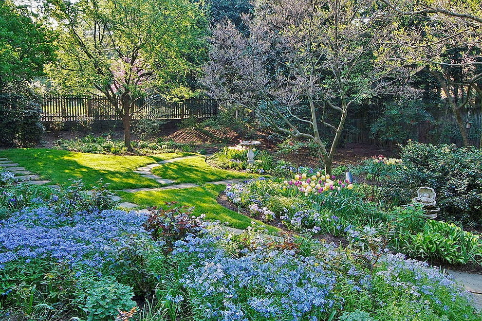 Imagen de jardín tradicional extra grande en primavera en patio trasero con exposición parcial al sol y adoquines de piedra natural