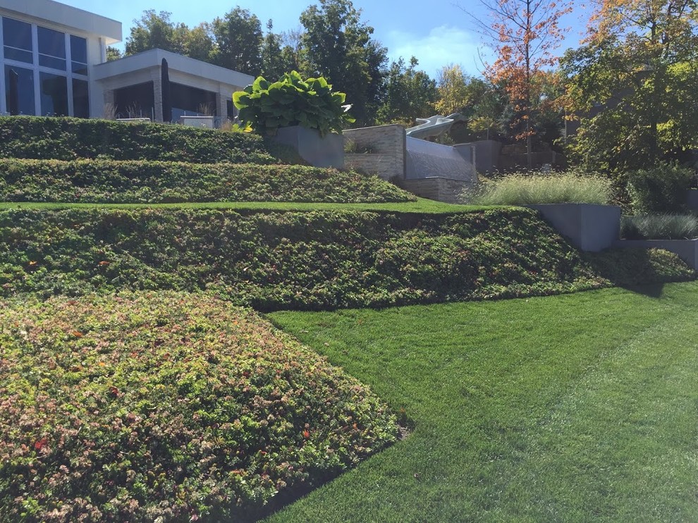 Geometrischer, Großer Klassischer Kiesgarten hinter dem Haus mit Wasserspiel und direkter Sonneneinstrahlung in Indianapolis