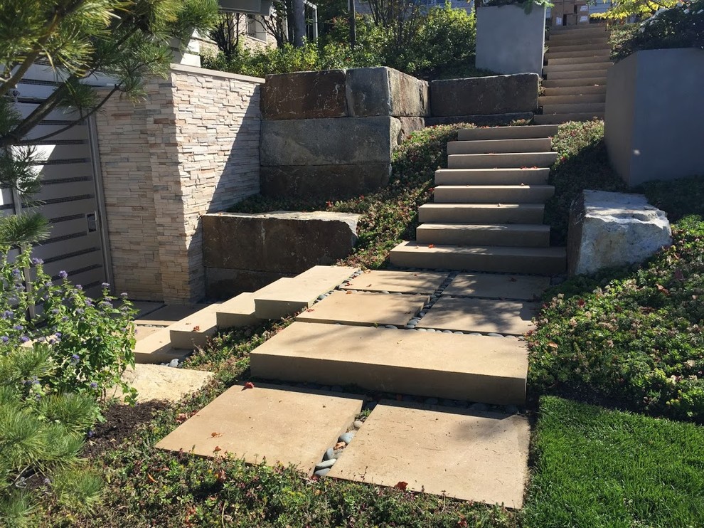 Foto di un grande giardino tradizionale esposto a mezz'ombra dietro casa con un ingresso o sentiero e pavimentazioni in pietra naturale