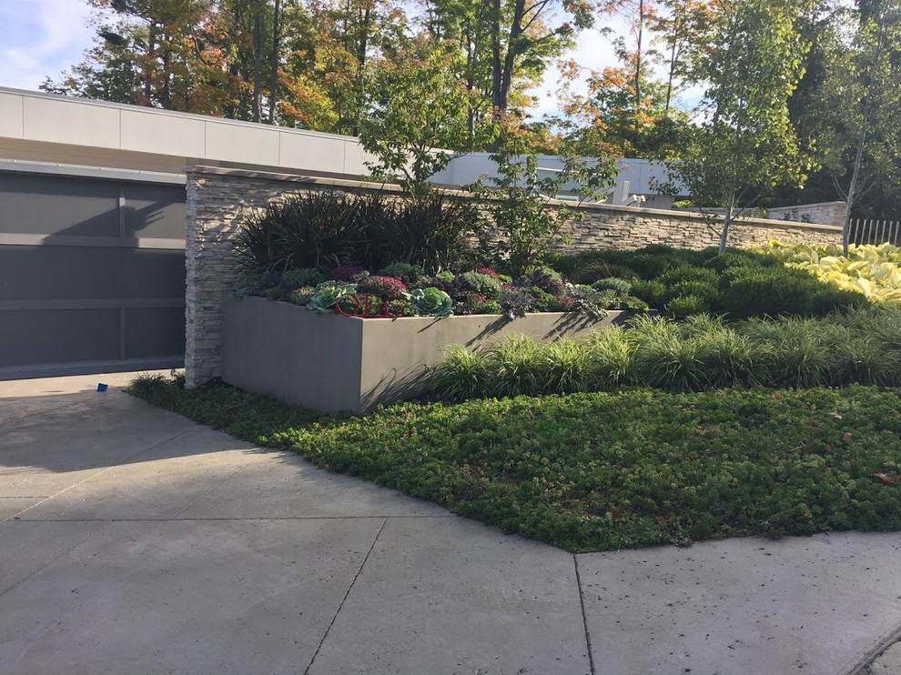 Großer, Halbschattiger Klassischer Vorgarten mit Auffahrt, Kübelpflanzen und Betonboden in Indianapolis