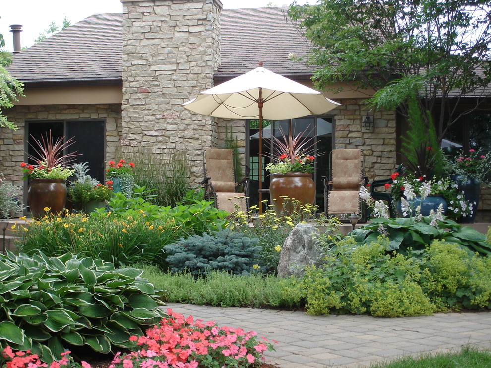 他の地域にある夏の、中くらいなトラディショナルスタイルのおしゃれな裏庭 (庭への小道、半日向、レンガ敷き) の写真
