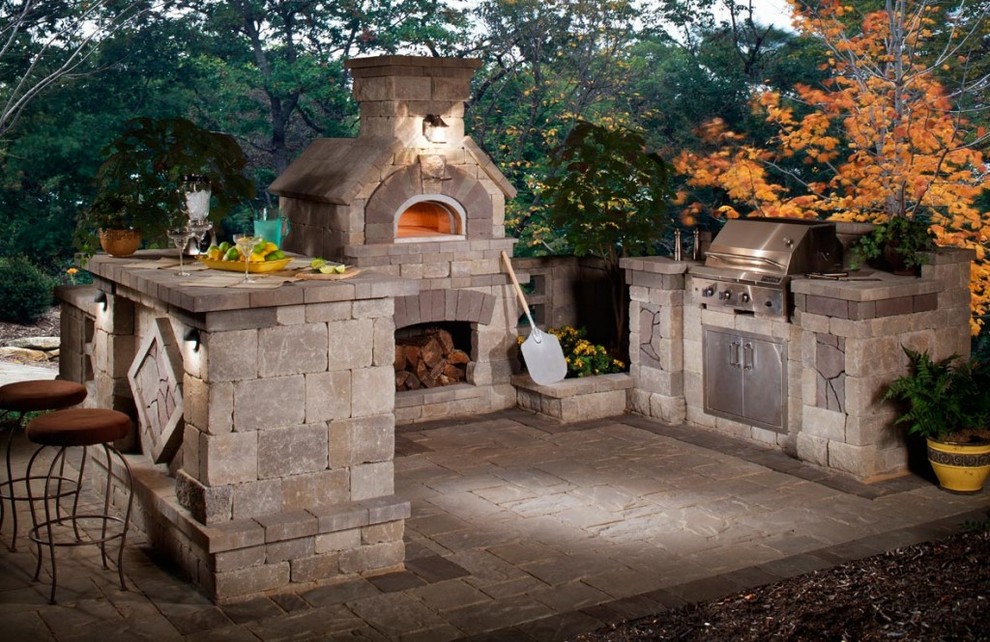 Inspiration for a classic back patio in Minneapolis.