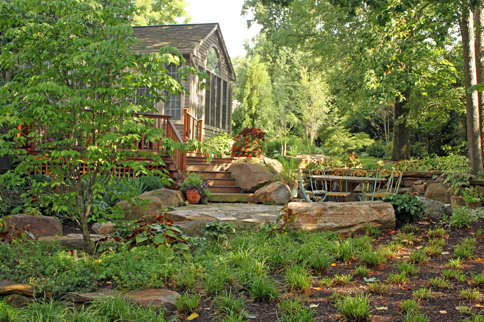 Idée de décoration pour un jardin tradition avec des pavés en pierre naturelle.