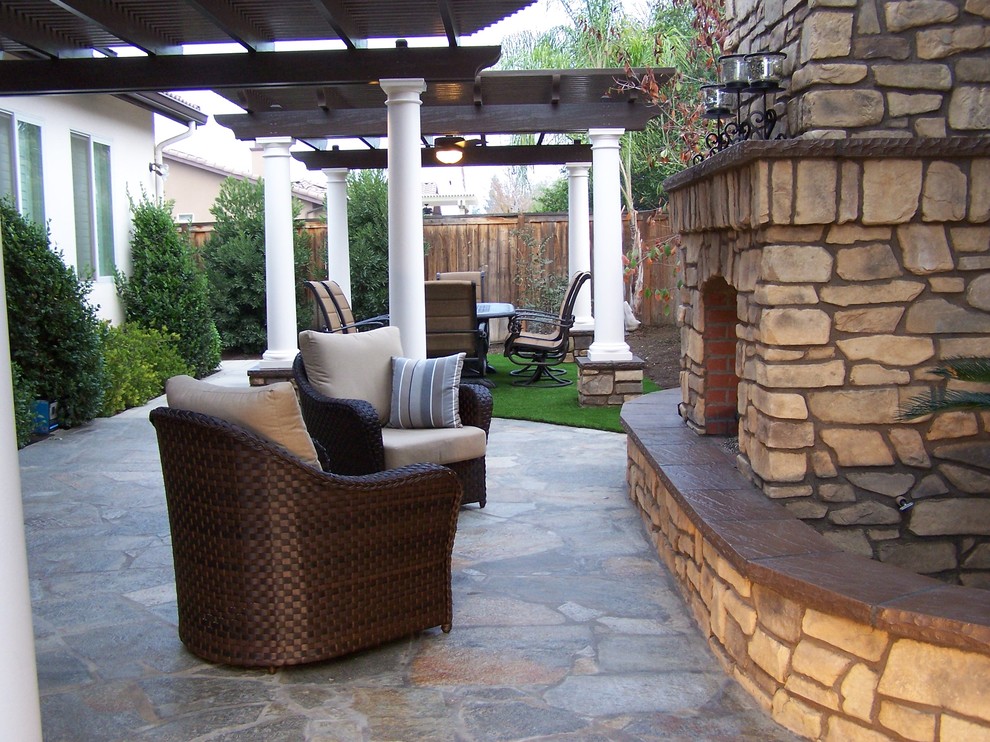 Идея дизайна: двор среднего размера на заднем дворе в средиземноморском стиле с местом для костра и покрытием из каменной брусчатки
