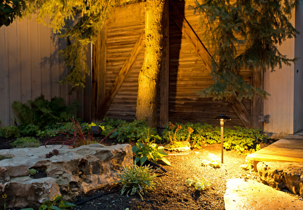 Immagine di un piccolo giardino formale country dietro casa con un ingresso o sentiero