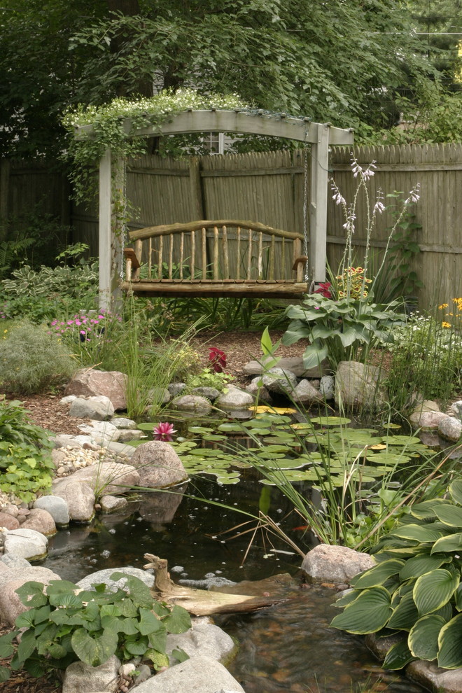 Rustic garden in Chicago with a water feature.