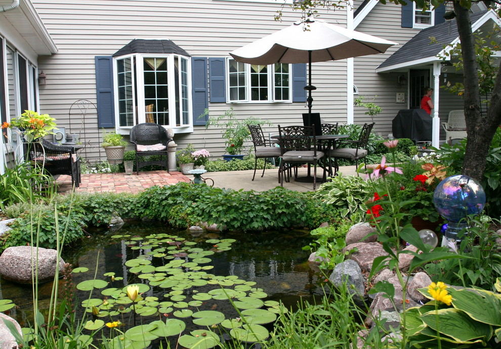 Design ideas for a classic courtyard garden in Chicago with a water feature.