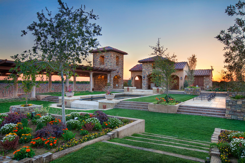 Идея дизайна: огромный солнечный, летний садовый фонтан на заднем дворе в средиземноморском стиле с хорошей освещенностью и покрытием из каменной брусчатки