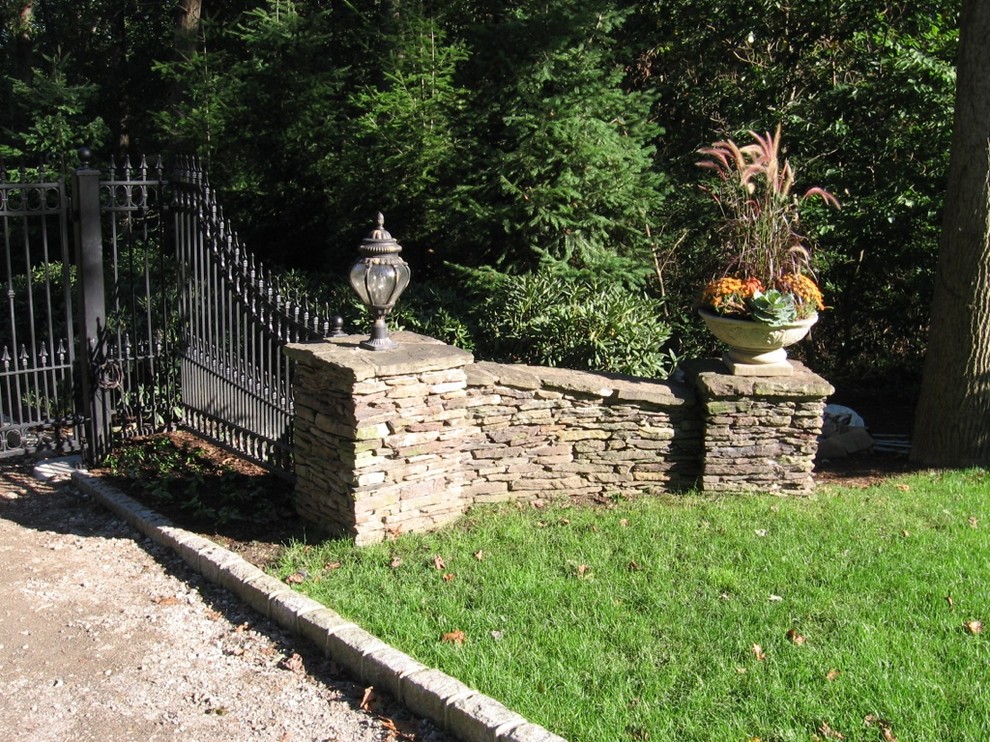 Inspiration pour un jardin traditionnel avec des pavés en pierre naturelle.