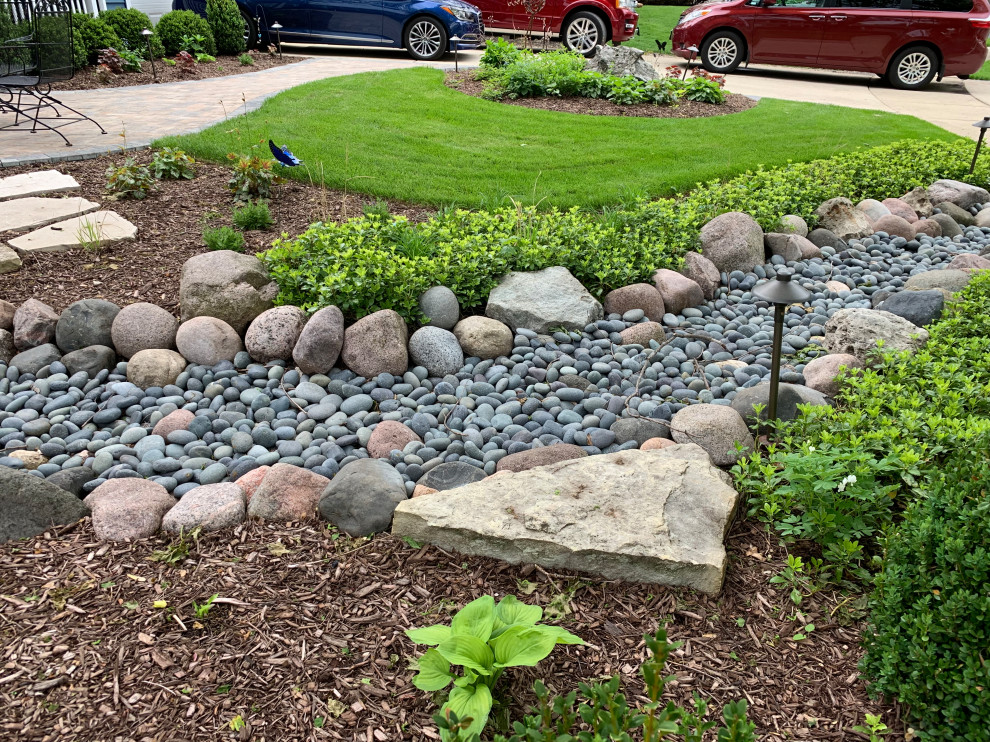На фото: летний участок и сад среднего размера на переднем дворе в классическом стиле с камнем в ландшафтном дизайне, полуденной тенью и покрытием из гальки
