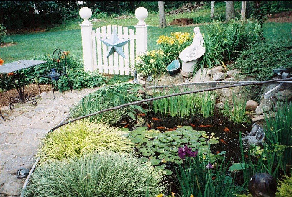Idee per un giardino country esposto a mezz'ombra dietro casa in estate con pavimentazioni in pietra naturale