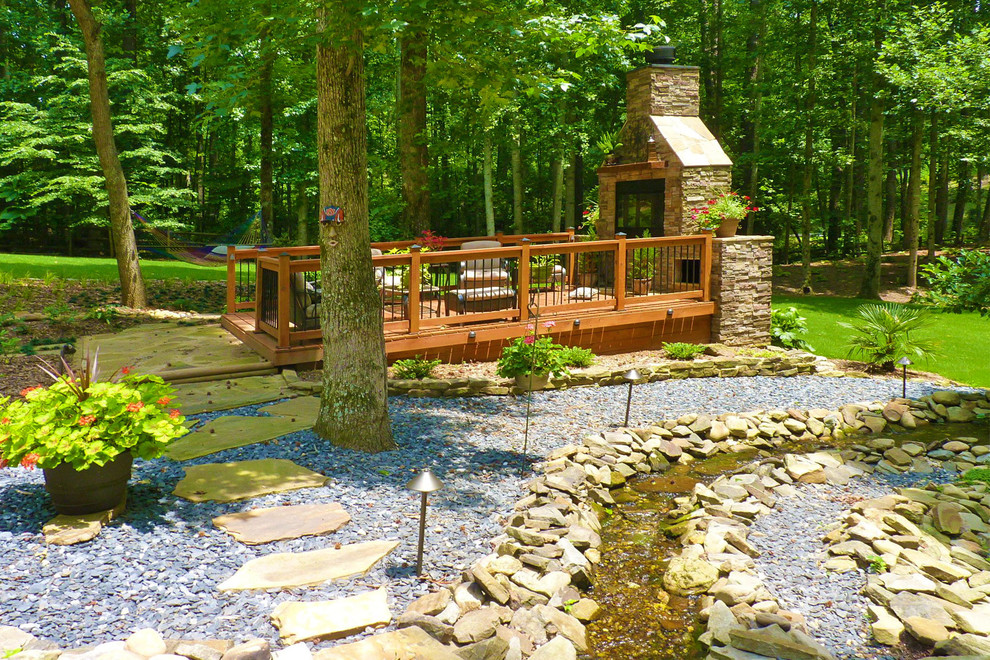 Cette photo montre un jardin chic avec une terrasse en bois.