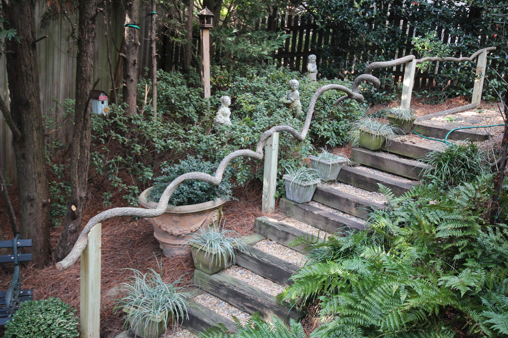 Esempio di un giardino chic con scale