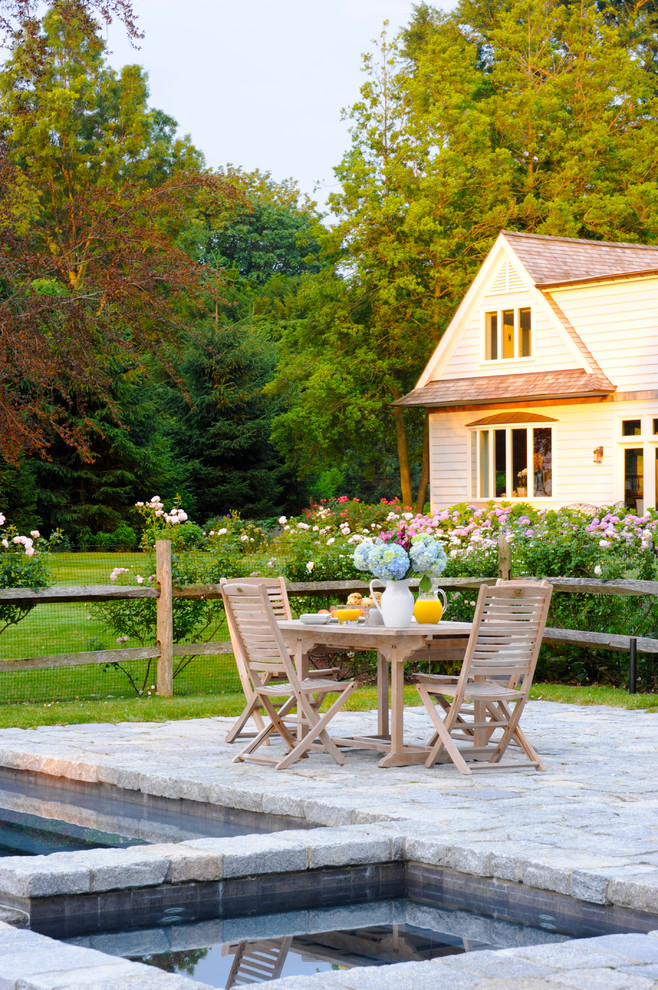 Esempio di un giardino formale stile rurale esposto in pieno sole di medie dimensioni e dietro casa in estate con pavimentazioni in pietra naturale
