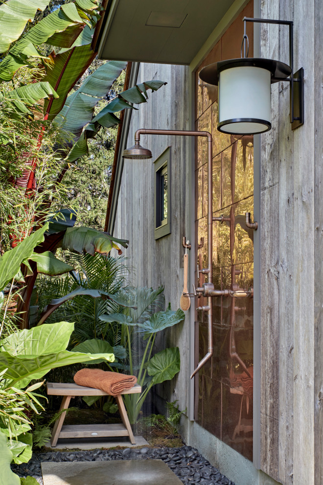 Идея дизайна: летний засухоустойчивый сад среднего размера на боковом дворе в стиле кантри с водопадом, покрытием из каменной брусчатки и полуденной тенью