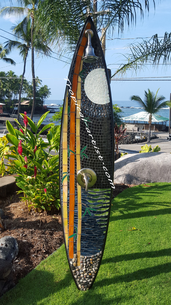 Großer Maritimer Garten hinter dem Haus mit Wasserspiel in Hawaii