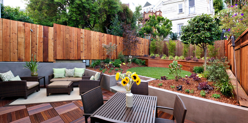 サンフランシスコにある広いコンテンポラリースタイルのおしゃれな裏庭 (デッキ材舗装、階段) の写真