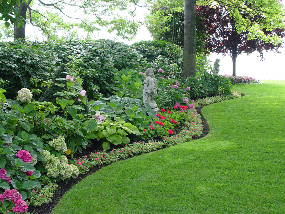 Idee per un grande giardino formale classico in ombra dietro casa in estate