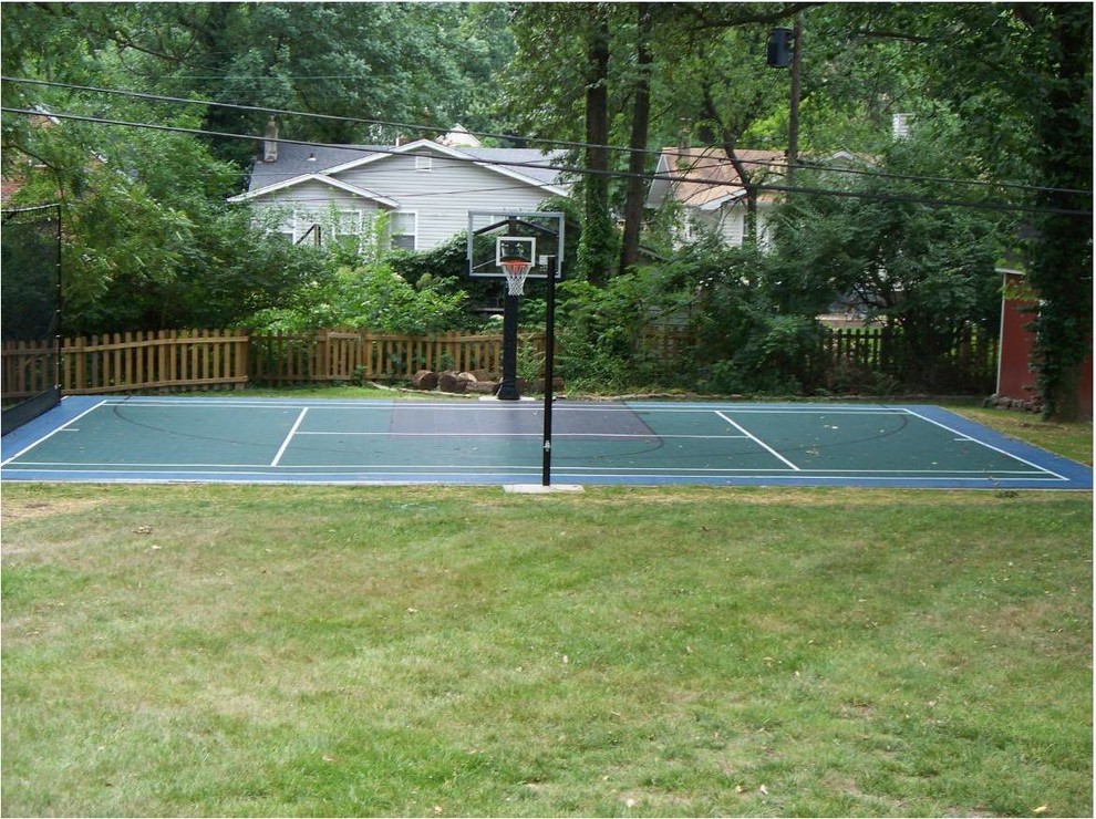 Design ideas for a mid-sized traditional partial sun backyard outdoor sport court in St Louis for fall.