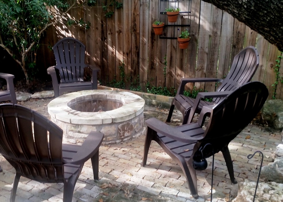 На фото: двор среднего размера на заднем дворе в классическом стиле с местом для костра и покрытием из каменной брусчатки с