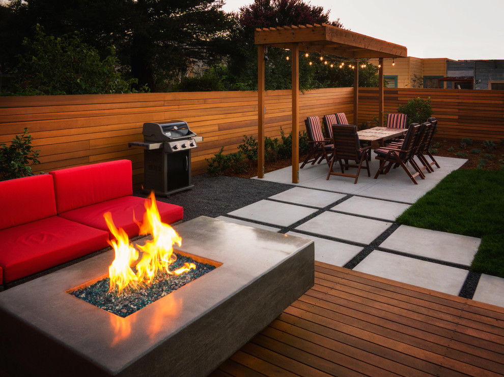 Kleiner, Geometrischer Moderner Garten hinter dem Haus mit Feuerstelle, direkter Sonneneinstrahlung und Dielen in San Francisco