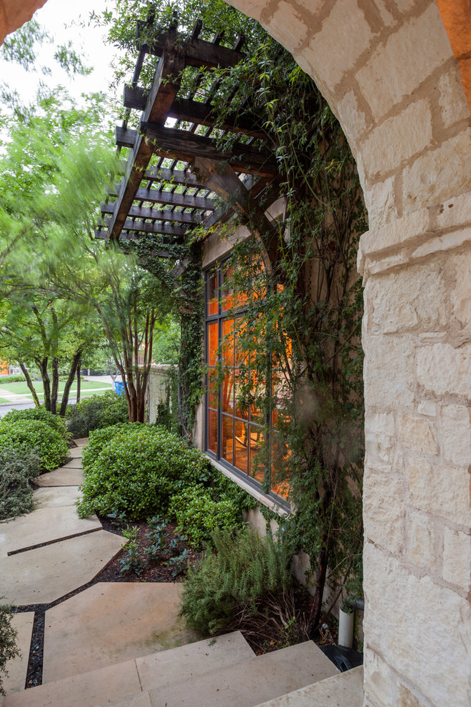 Inspiration for a mediterranean front yard landscaping in Dallas.